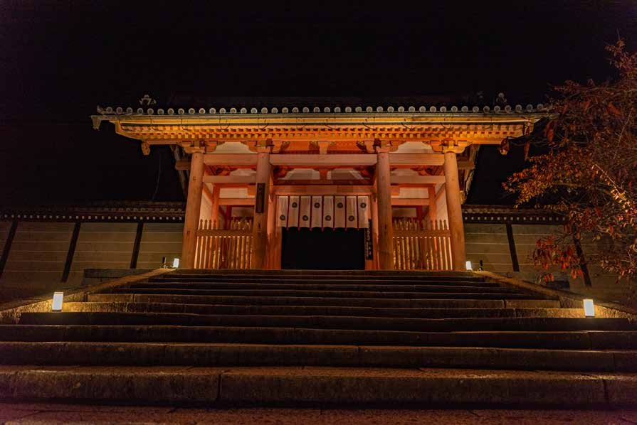 朱の社殿の門